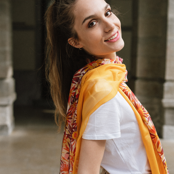 Duo-soie-foulard-femme-imprimé-fleur-solaire-jaune-ocre