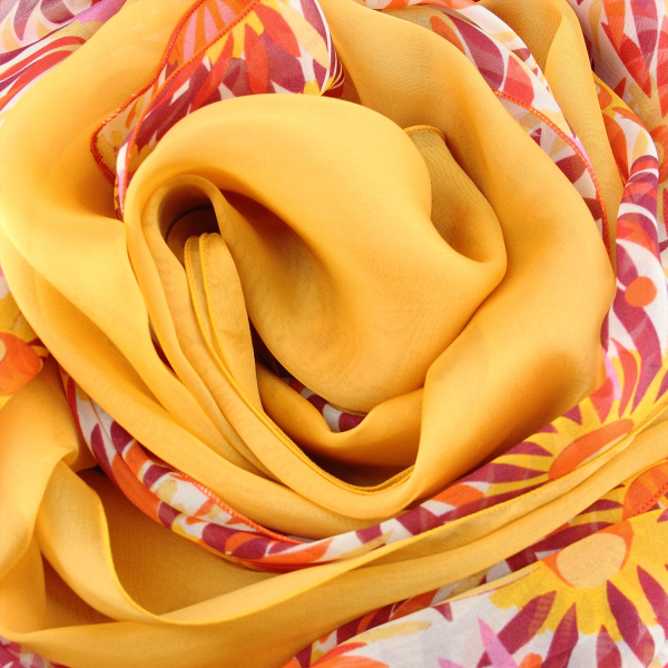 Duo-soie-foulard-femme-imprimé-fleur-solaire-jaune-ocre