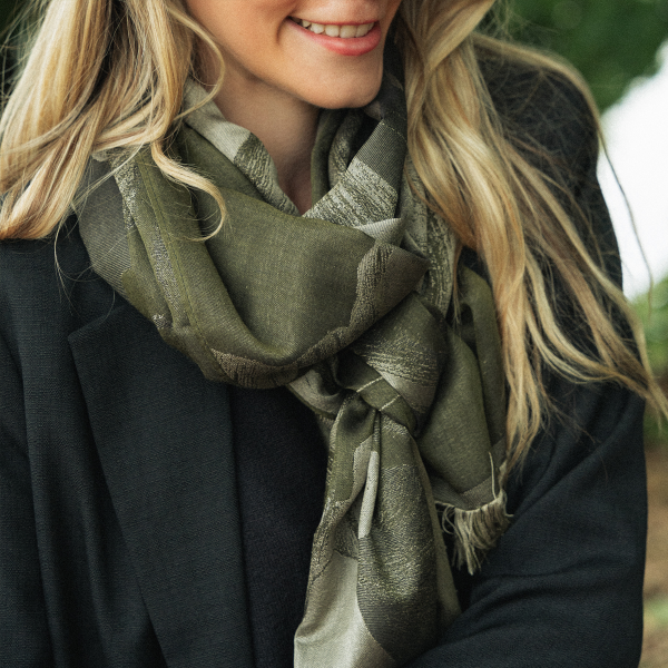 Etole-cachemire-soie-femme-kaki-beige-fabriqué-en-France-Sérénade