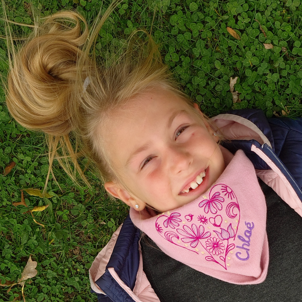 Echarpe-enfant-brodée-cœur-coton-biologique-rose