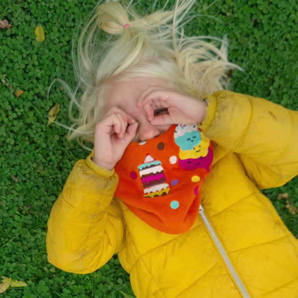 Echarpe-enfant-brodée-gâteau-coton-biologique-orange