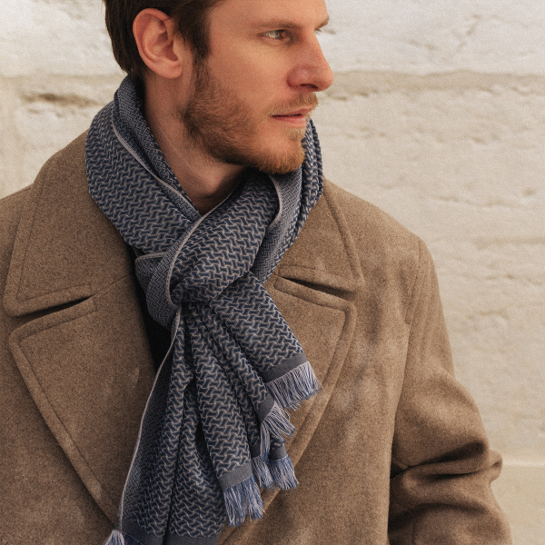 Echarpe-homme-cachemire-soie-bleu-Thales