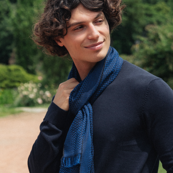 Echarpe-homme-cachemire-soie-marine-Thales