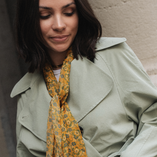 Foulard-femme-mousseline-soie-imprimée-fleurettes-jaune