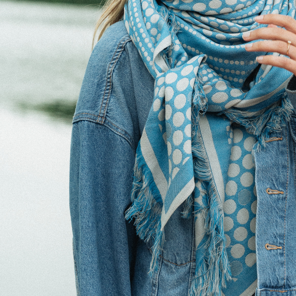 Grand-carre-femme-laine-bleu-Pois