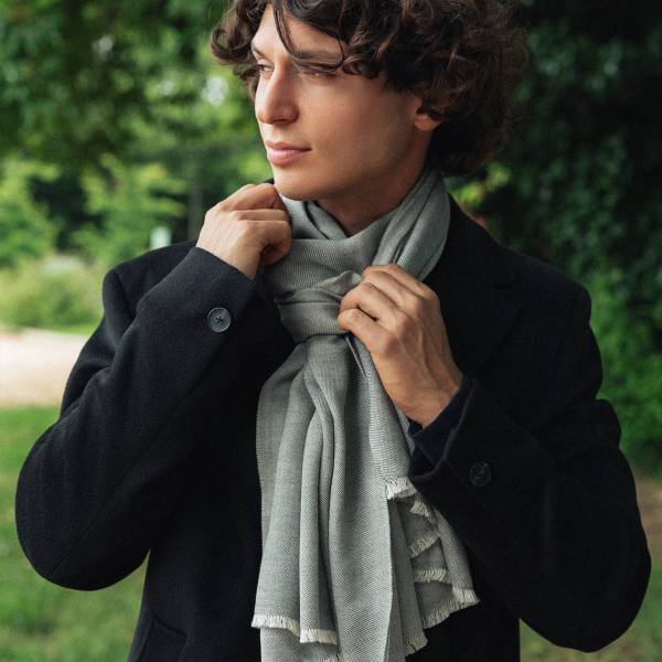 Grey-monochrome-cashmere-unisex-blend-stole-Tout doux