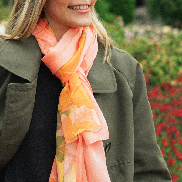 duo-de-soie-femme-echarpe-imprimé-fleur-pivoine-jaune-foulard-rose pèche