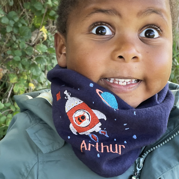 Echarpe-enfant-brodée-fusée-extraterrestre-coton-biologique-bleu-marine