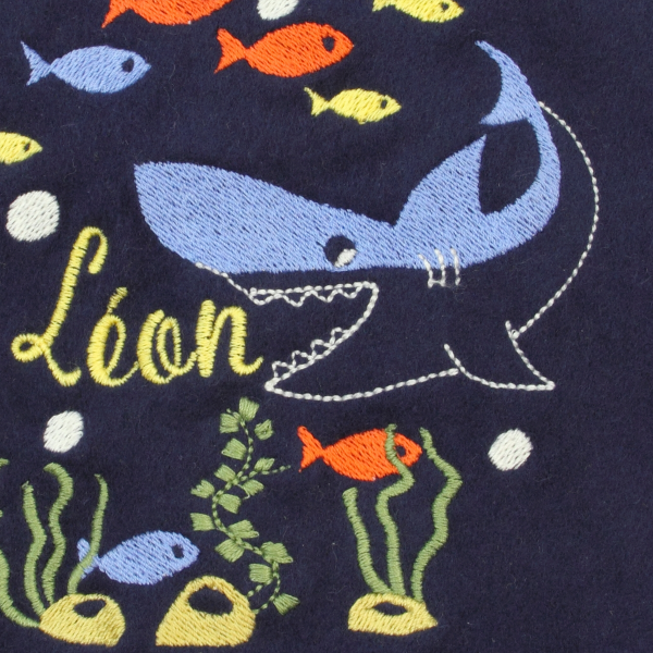 Echarpe-enfant-coton-biologique-bleu-marine-brodée-requin