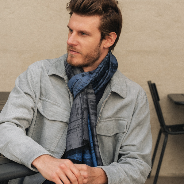 Echarpe-homme-tole-froisse-laine-merinos-bleu-jean