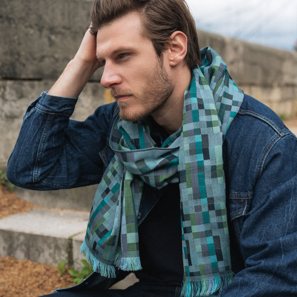 Echarpe-homme-laine-merinos-coton-soie-bleu-ciel-Recital-fabriqué-en-France