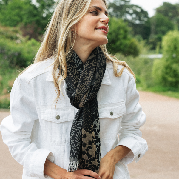 Echarpe-femme-laine-soie-noir-beige-Charme