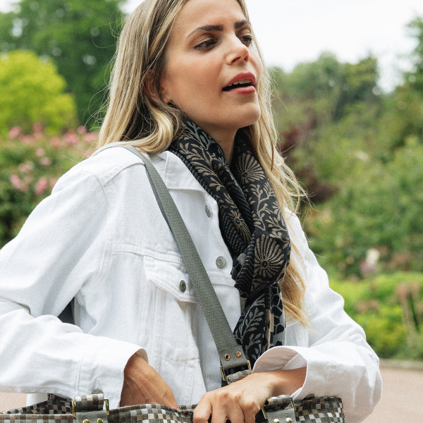 Echarpe-femme-laine-soie-noir-beige-Charme