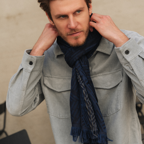 Etole-fabriquée-en-France-cachemire-soie-bleu-marine-Wand