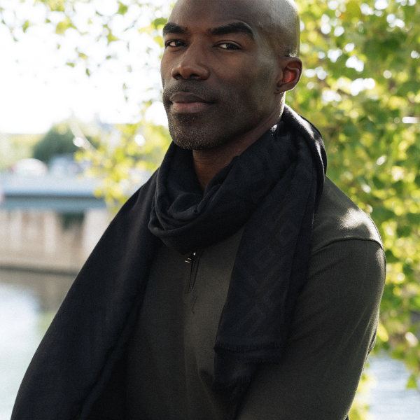 Echarpe-noire-homme-laine-soie-labyrinthe