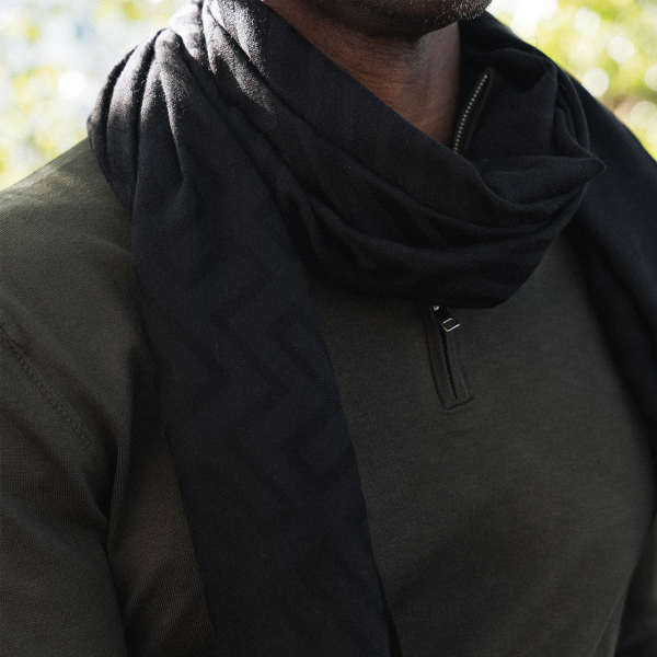 Echarpe-noire-homme-laine-soie-labyrinthe