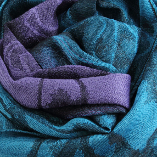 Echarpe-Rosae-laine-merinos-soie-fabrique-en-france-violet-bleu