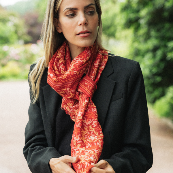 Foulard-chèche-femme-coton-soie-imprimé-rouge-Jardin