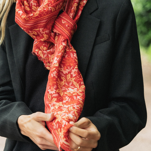 Foulard-chèche-femme-coton-soie-imprimé-rouge-Jardin