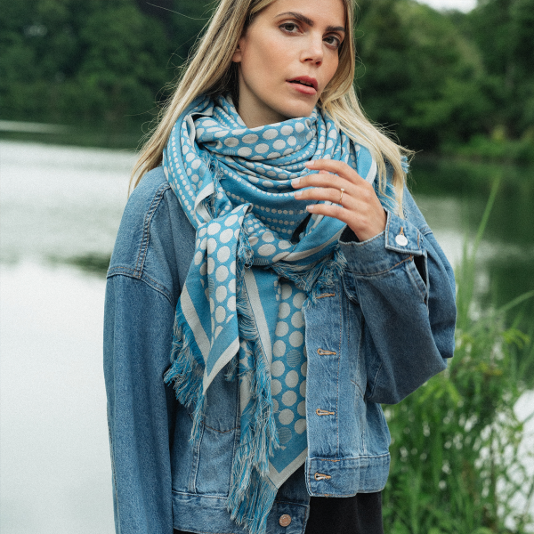 Grand-carre-femme-laine-bleu-Pois