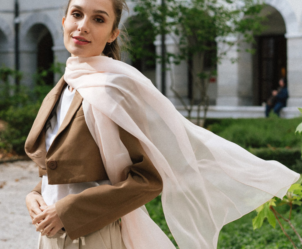 une mousseline de soie volante, une façon originale et élégante de porter un foulard