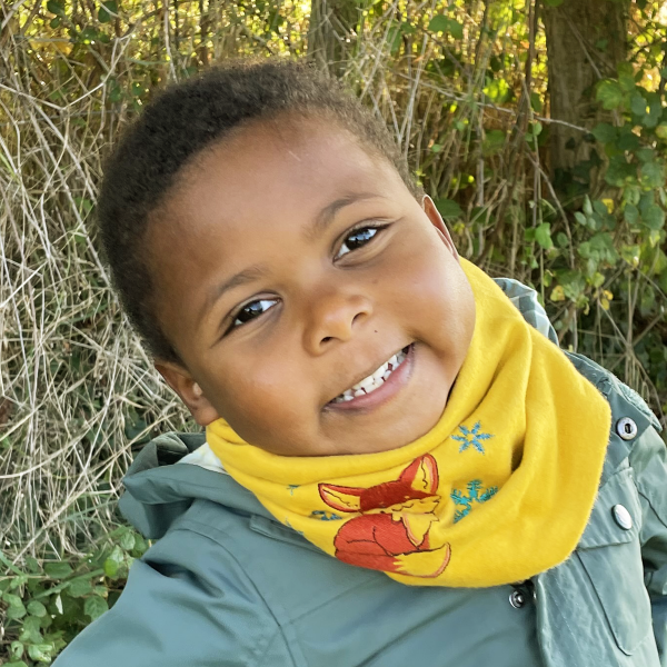 snood enfant jaune vif sur un manteau vert de gris