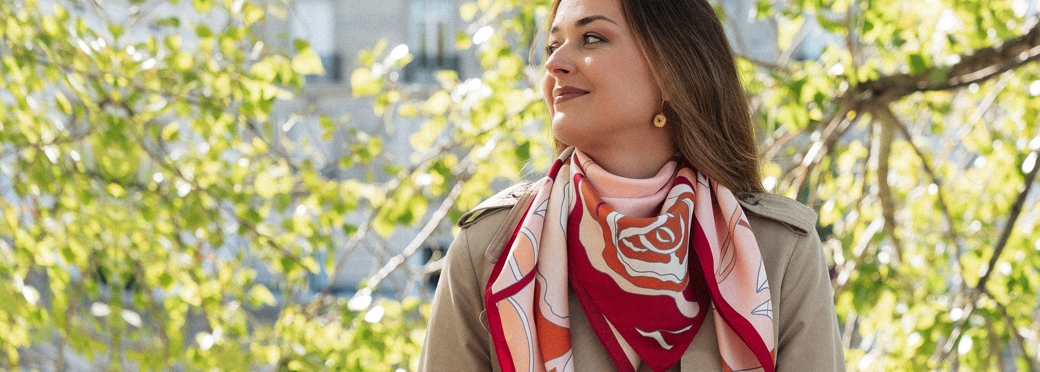 Comment porter un carré de soie avec élégance et style