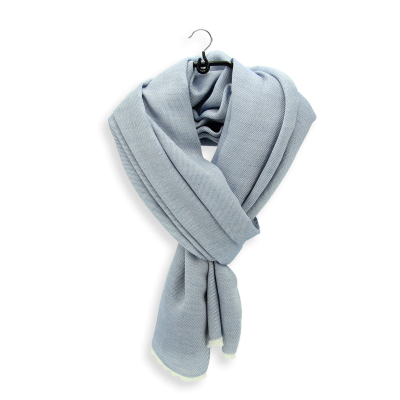 Echarpe beige unie avec étiquette de la marque ton sur ton et bord-côte
