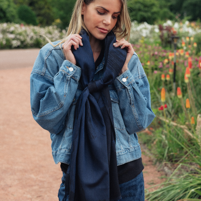 NAVY CASHMERE BLEND SCARF - SEREANDE